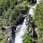In stäubenden Sprüngen fällt der Barbianer Wasserfall zu Tale