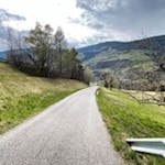 Vom Ansitz Lusenegg folgt die Wanderung kurz der asphaltierten Straße