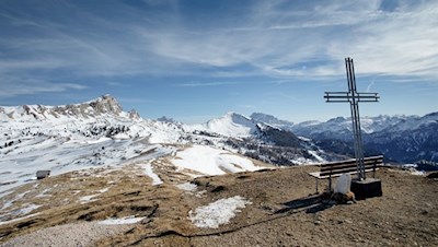 Gipfelkreuz Störes mit dem Settsass und dem Col di Lana im Hintergrund