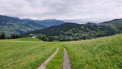 Durch blumenfrohe Wiesen nach Tagusens