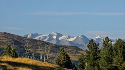 Sul percorso per i Laghi Ghiacciati si scorgono i monti di Vipiteno