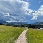 Vor der Kulisse des Latemar, des Weiß- und Schwarzhorn zurück zur Frommeralm