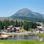 Laghetto di pesca al Passo Lavazé con il Corno Nero sullo sfondo