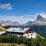 Der Rifugio Monte Piana A. Bosi vor der traumhaften Kulisse der Drei Zinnen