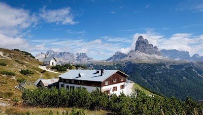 Der Rifugio Monte Piana A. Bosi vor der traumhaften Kulisse der Drei Zinnen