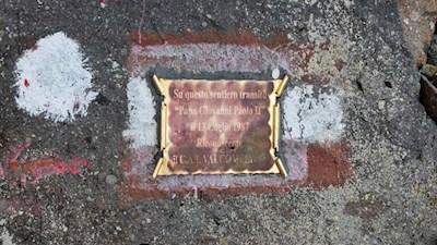 Stolz wird auf den Besuch des mittlerweile verblichenen Papstes verwiesen