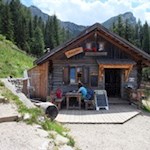 Die rustikale Putzalm am Fuße des Lung- und Sarlkofel