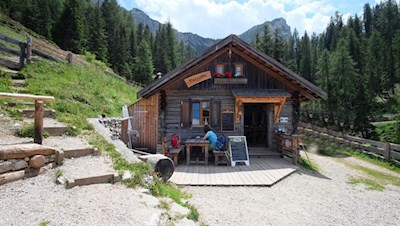 Die rustikale Putzalm am Fuße des Lung- und Sarlkofel