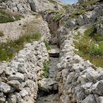 Trincee e postazioni attraversano il Sass de Stria