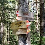 Von Dreikirchen führt ein Waldweg nach Briol