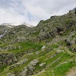In stäubenden Sprüngen fließen die Gebirgsbächlein ins Tal