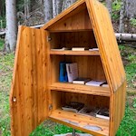 Freiluft-Bücherschränke säumen den Künstlerweg Tru di artisc