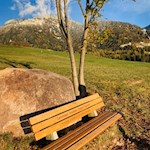 Auf dem Weg zur St. Valentin Kirche laden Bänke zum Verweilen ein