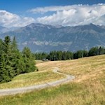 Die weiten Almwiesen der Tarscher Alm mit Blick auf den Sonnenberg
