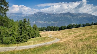 Die weiten Almwiesen der Tarscher Alm mit Blick auf den Sonnenberg