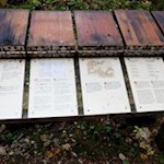 Nahe der Burgruine geben Infotafeln Einblick in das Leben des berühmten Minnesängers