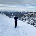 Vor der Kulisse der Siedlung Karersee zurück zum Karersee