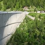 Die imposante Bogenstaumauer 