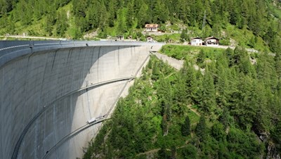 Die imposante Bogenstaumauer 
