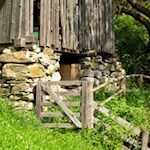 Die Wanderung zur Schwarzbachalm führt an verstreuten Höfen und Scheunen vorbei