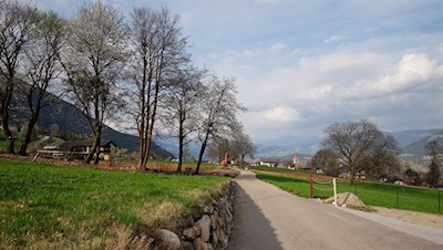 Rückwärtsgewandter Blick auf Pinzagen