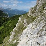 Über eine seilgesicherte Passage auf den Sarlkofel