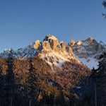 Unser Blick schweift zum schneeverhangenen Latemar