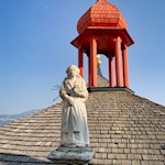 Auf der Heilig-Grab-Kapelle in Spinges thronen zehn marmorne Engel