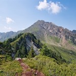 Unser Blick fällt auf die nahe Hochplattspitze und die Jaufenspitze