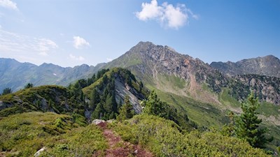 Unser Blick fällt auf die nahe Hochplattspitze und die Jaufenspitze