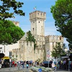 Il castello di Sirmione gode di un afflusso quotidiano di visitatori
