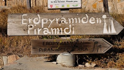 Die Wanderung zu den Erdpyramiden ist bestens ausgeschildert