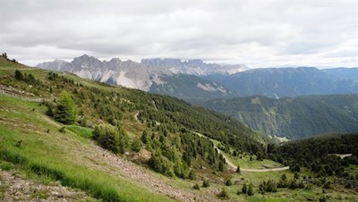 Unterwegs entfalten sich malerische Ausblicke auf die Aferer und Villnösser Geisler