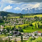 Unser Blick fällt auf die Siedlung Karersee