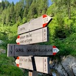 Schließlich zweigt rechts der Steig zum Wasserfall Gurgl ab