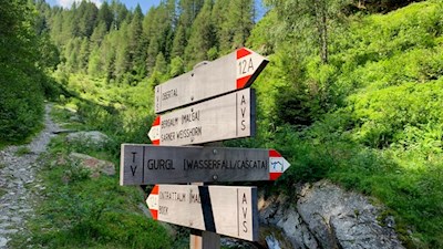 Schließlich zweigt rechts der Steig zum Wasserfall Gurgl ab