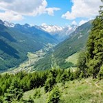 Während des Anstiegs auf den schmalen Waldpfaden erschließen sich schöne Ausblicke ins Pflerschtal