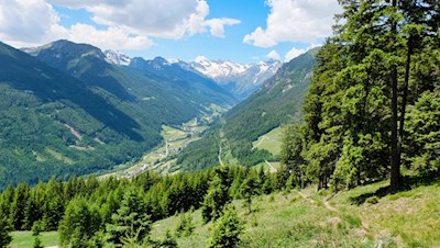 Während des Anstiegs auf den schmalen Waldpfaden erschließen sich schöne Ausblicke ins Pflerschtal