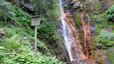 Der eisenhaltige Flitzer Wasserfall