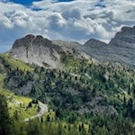 Sulla strada per il Rifugio Scotoni si aprono panorami incantevoli