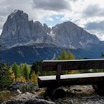 Der Wald gibt immer wieder Blicke auf den Lang- und Plattkofel frei