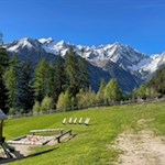 Spielplatz und Sonnenliegen auf der Hofstatt Alm