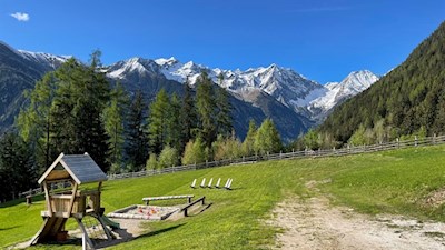 Spielplatz und Sonnenliegen auf der Hofstatt Alm