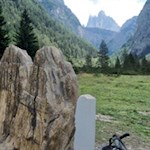 Vista sulle Tre Cime di Lavaredo con la mountain bike dal lago di Landro