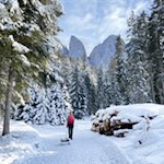 Bereits während des Anstiegs nach Zans öffnen sich schöne Ausblicke auf die Geisler