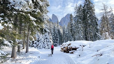 Bereits während des Anstiegs nach Zans öffnen sich schöne Ausblicke auf die Geisler