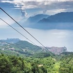 Blick auf Malcesine von der Seilbahn auf den Monte Baldo