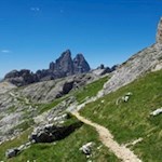 Im Hintergrund erheben sich die weltberühmten Drei Zinnen