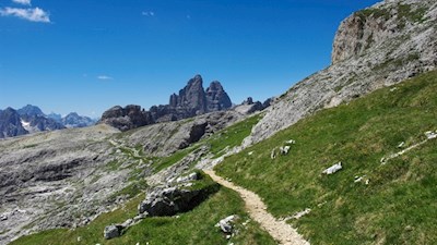 Im Hintergrund erheben sich die weltberühmten Drei Zinnen