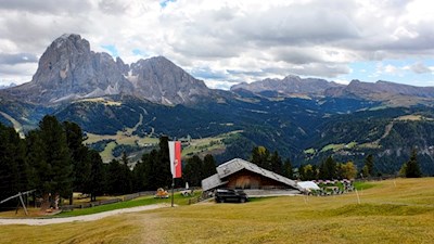 Die Seurasas-Alm vor malerischer Kulisse